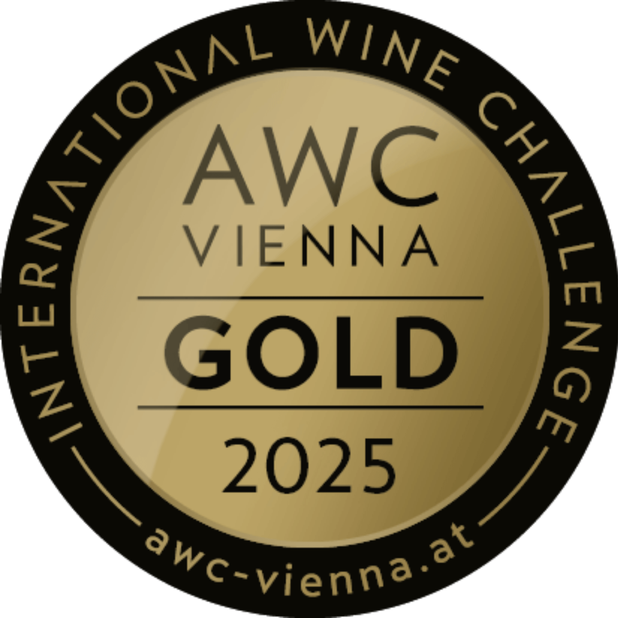 Zlatá medaila AWC Vienna 2025 na bielom pozadí, symbol ocenenia kvality vína.