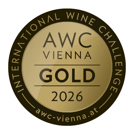 Zlatá medaila AWC Vienna 2026 na bielom pozadí, symbol ocenenia kvality vína.