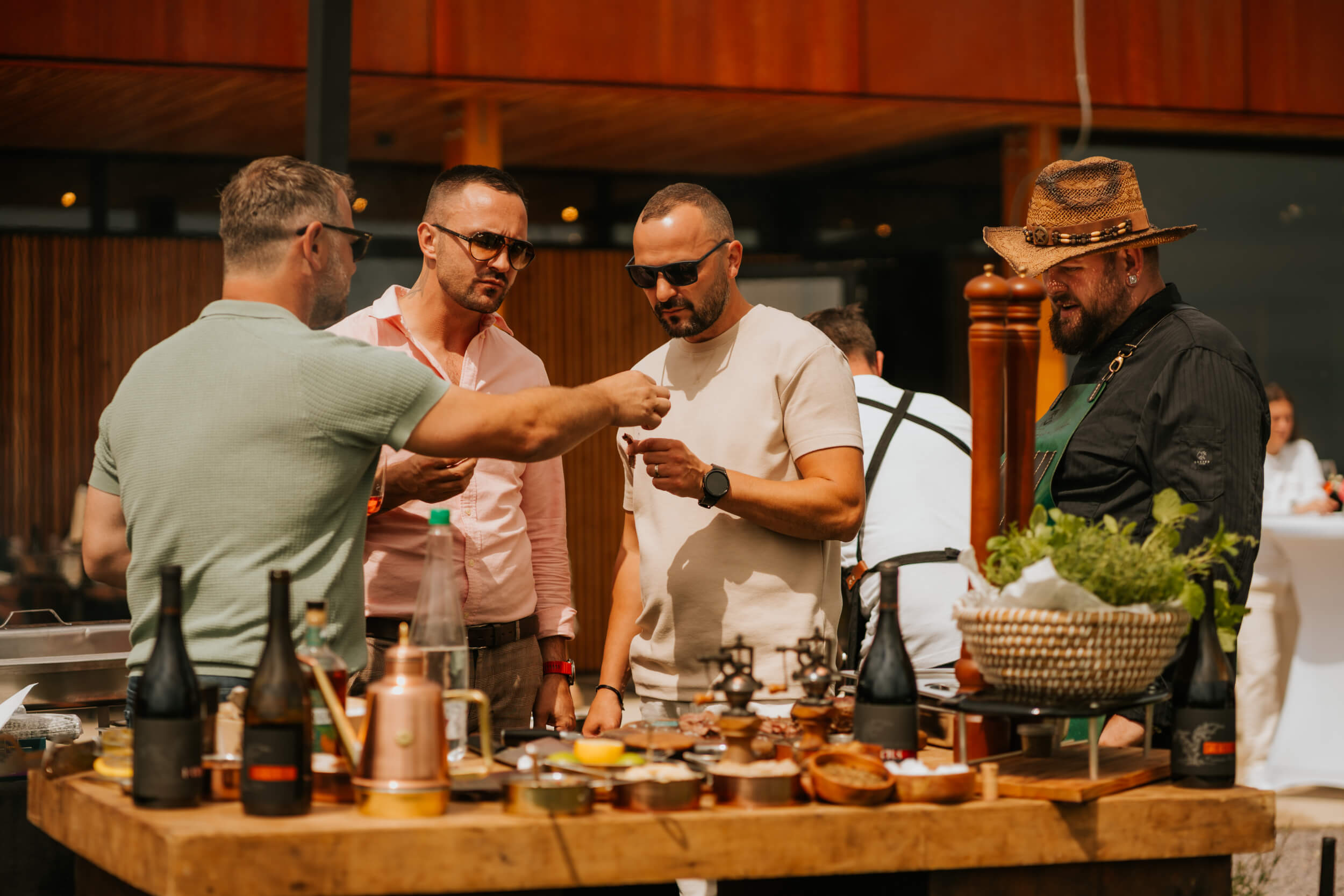 Skupina ľudí pri degustácii vín s profesionálnym sommelierom, ktorý prezentuje vína a vysvetľuje ich chuťové vlastnosti.