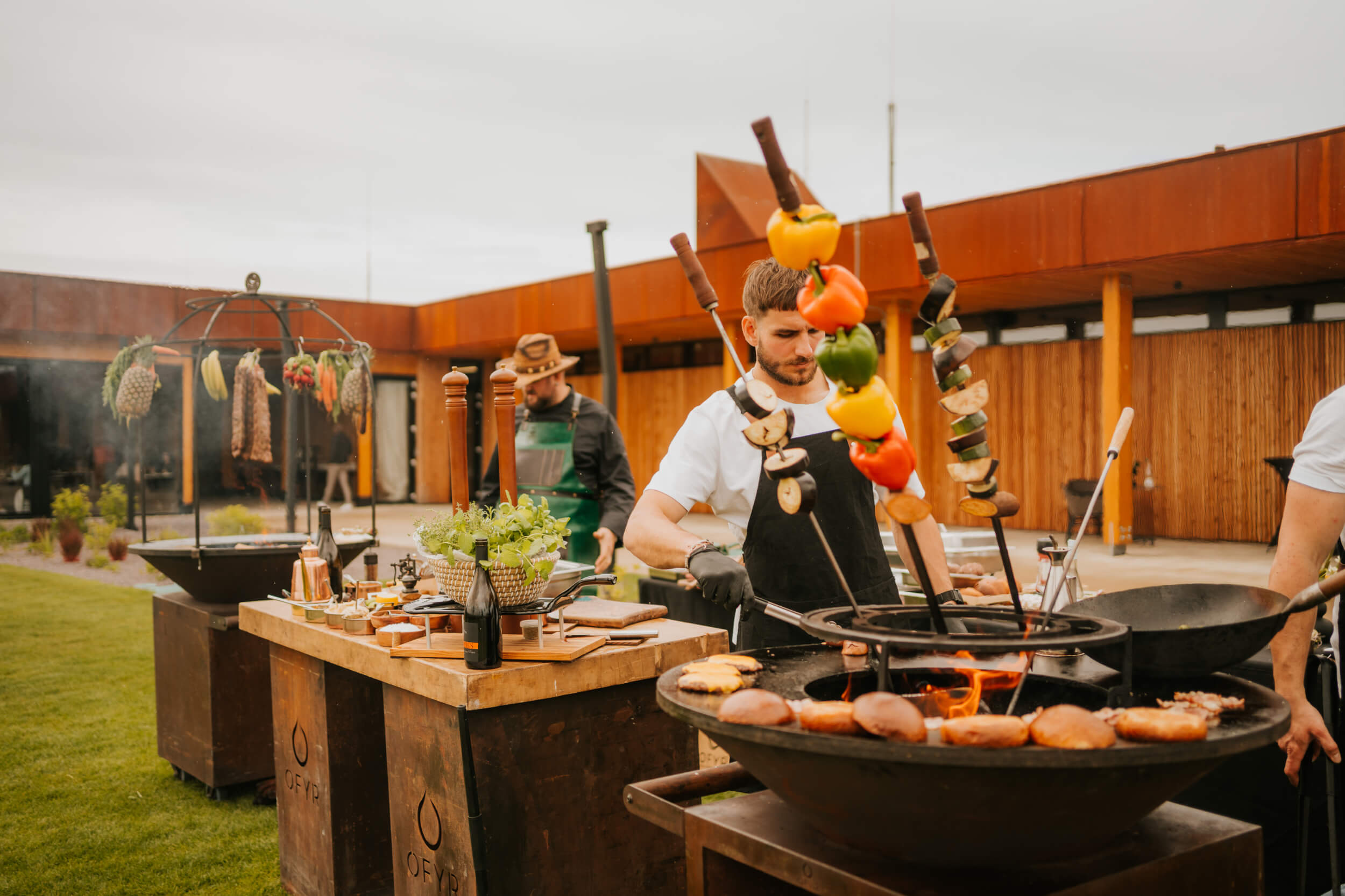 Skupina ľudí pri degustácii vín s profesionálnym sommelierom, ktorý prezentuje vína a vysvetľuje ich chuťové vlastnosti.